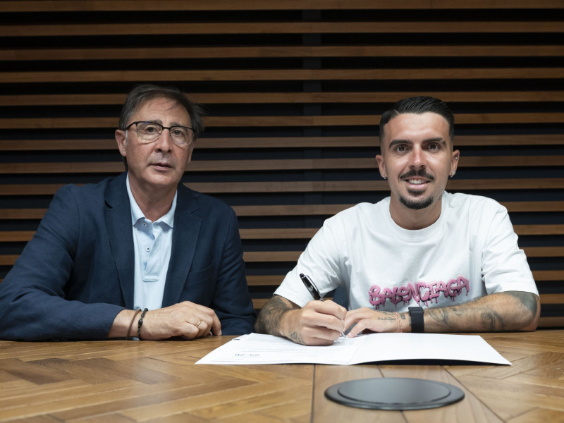 Loren y Joaquín en la firma del contrato hoy en La Rosaleda.