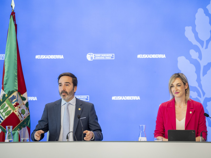 Javier Hurtado (PSE), consejero de Comercio y Turismo, y María Ubarretxena (PNV), portavoz del Gobierno vasco