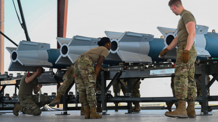 Militares revisan armamento