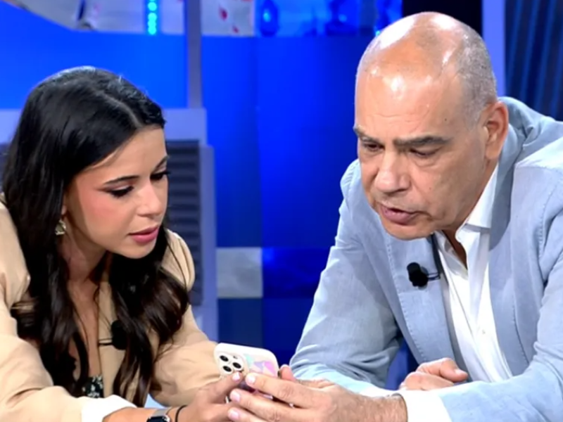 Sarah Santaolalla enseña a Nacho Abad los mensajes