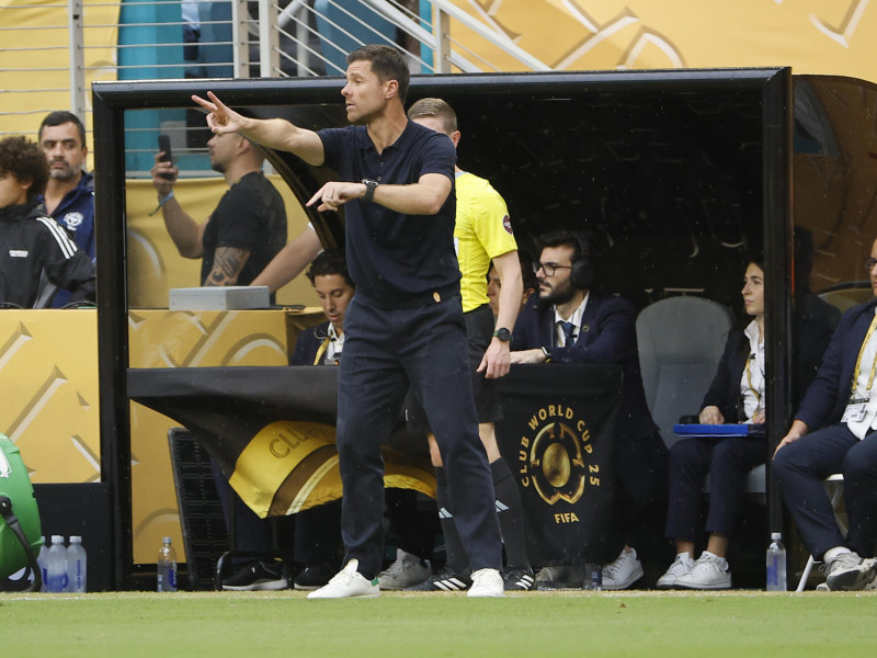 Xabi Alonso dando direcciones
