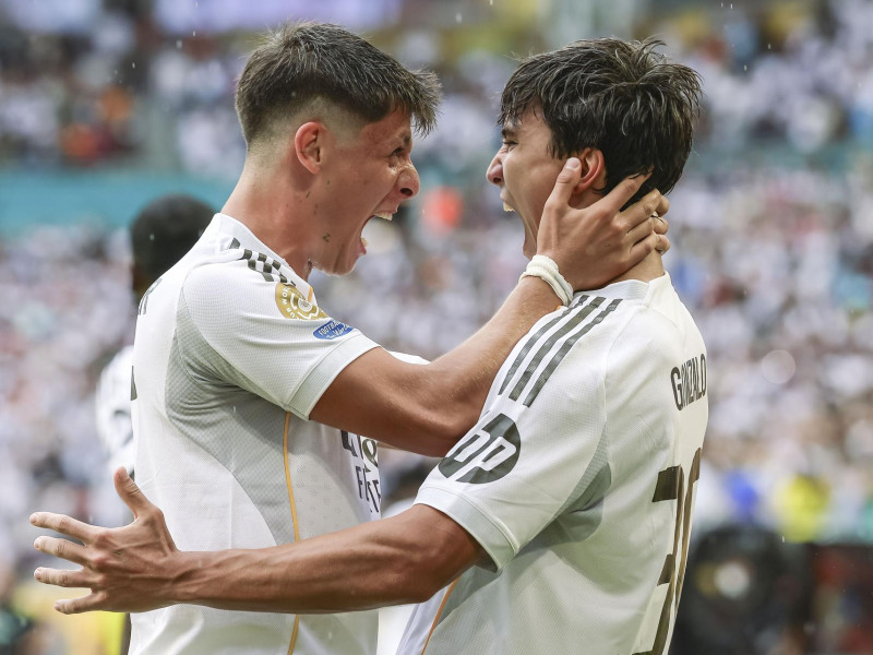 Gonzalo García (D) del Real Madrid celebra el gol del 1-0 con su compañero Arda Guler durante el partido de la Copa Mundial de Clubes de la FIFA 2025 entre el Real Madrid CF y la Juventus FC, en el Hard Rock Stadium de Miami.