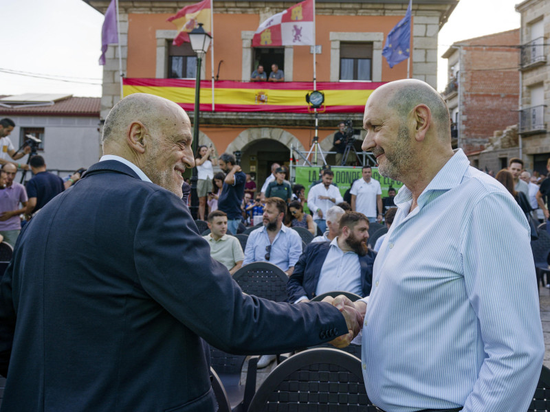 El presidente de la Real Federación Española de Fútbol, Rafael Louzán y el presidente de LaLiga, Javier Tebas, se saludan antes del inicio del sorteo del calendario de las principales competiciones de la Federación Española de Fútbol (RFEF), hoy martes en la localidad abulense de San Juan de la Nava