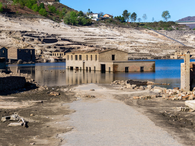 Una vista del pueblo fantasma de Aceredo en el embalse de Alto Lindoso