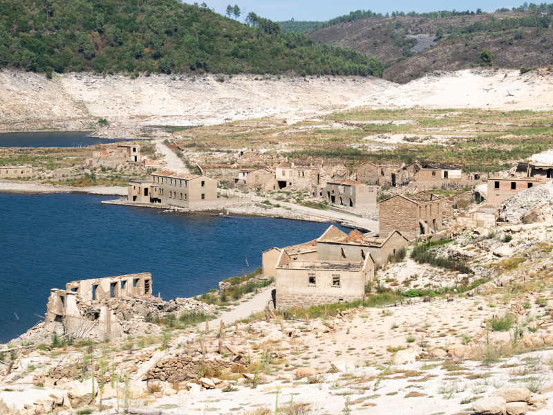 El pueblo fantasma de Aceredo se revela durante la sequía en el embalse de Alto Lindoso, Lobios, Ourense