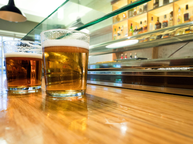 Vaso de cerveza en un bar público, España