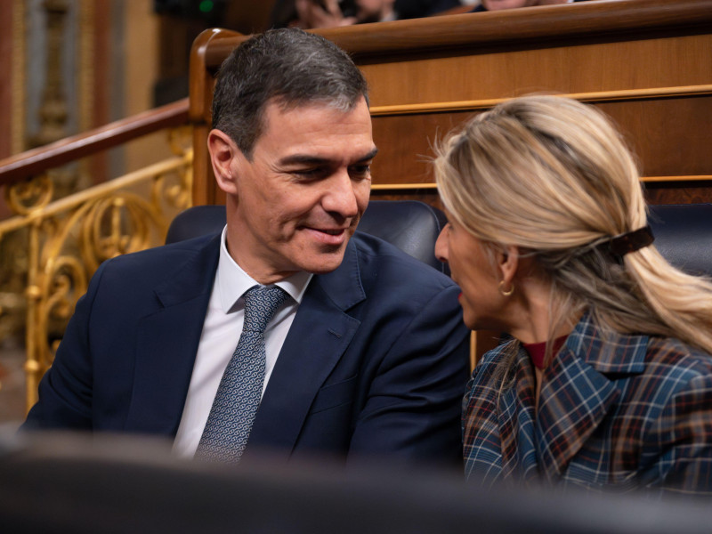 El primer ministro español, Pedro Sánchez (izq.), hablando con Yolanda Díaz (der.), ministra española de Trabajo y Economía Social y vicepresidenta del gobierno de España.