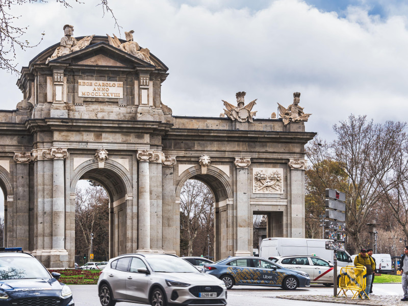 Tráfico intenso en la Plaza de la Independencia frente a la famosa atracción turística Puerta de Alcalá
