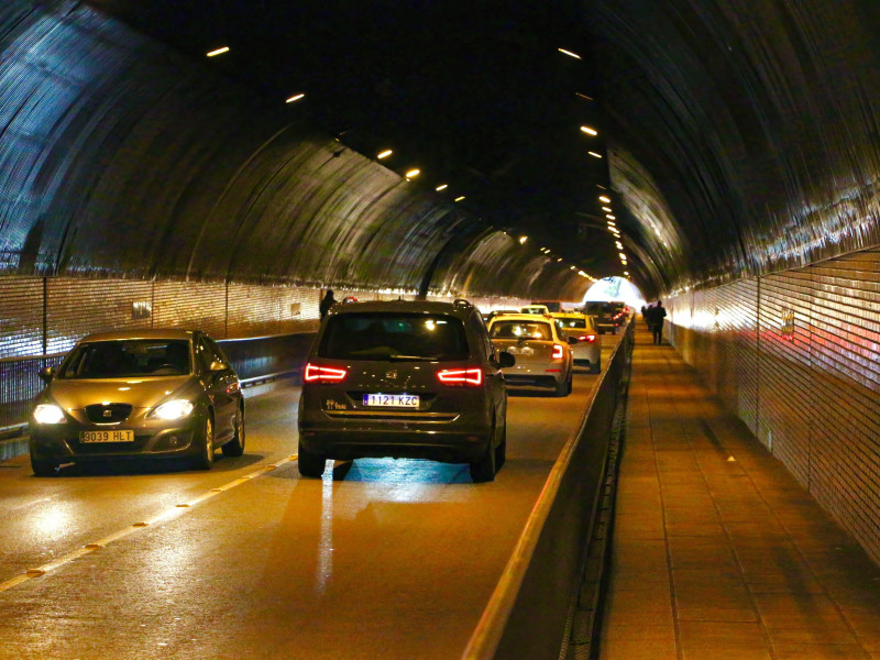 Tráfico en el interior del túnel de la carretera de Tetuán que conecta la zona del Sardinero con el resto de Santander Cantabria