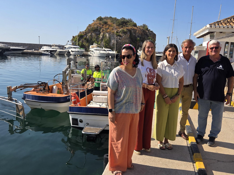 2 embarcaciones y 4 operarios mantendrán el agua de baño limpia en las playas de Almuñécar