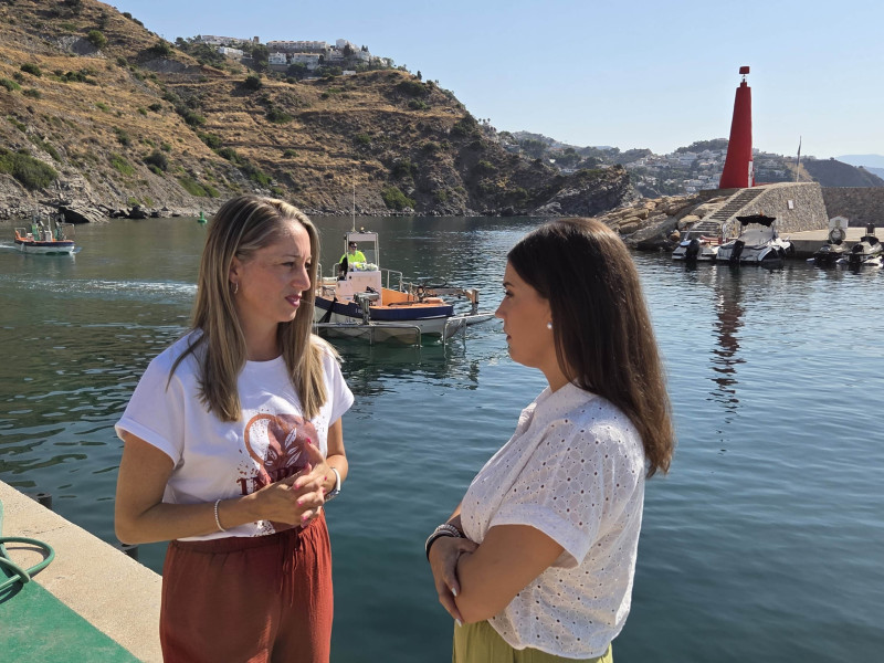 2 embarcaciones y 4 operarios mantendrán el agua de baño limpia en las playas de Almuñécar