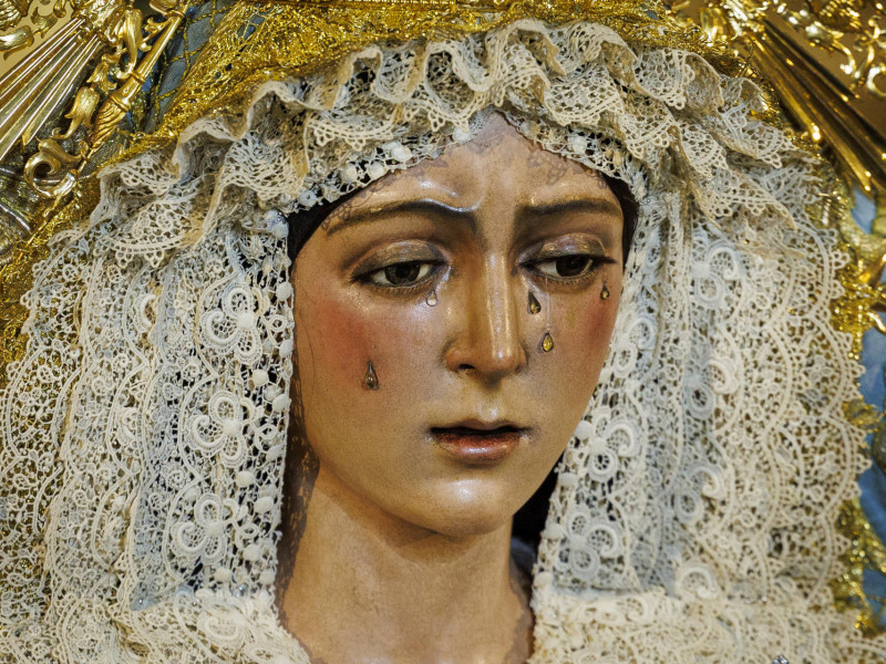 SEVILLA, 23/06/2025.- Los devotos de la Esperanza Macarena de Sevilla siguen divididos sobre el resultado de los trabajos que se han realizado a la imagen durante el fin de semana, que, aunque en principio parecían ceñidos a las pestañas colocadas a la imagen, al final creen que han ido más allá. EFE /Julio Muñoz