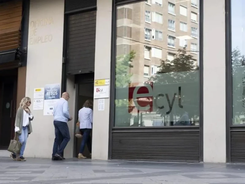 Demandantes de empleo en una oficina pública