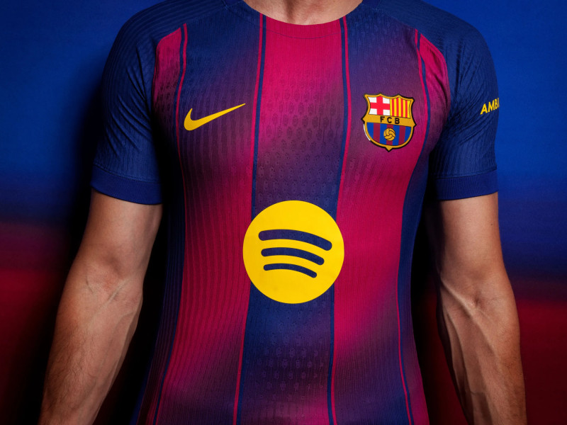 Así es la nueva camiseta del Barcelona para la temporada 2025/2026.