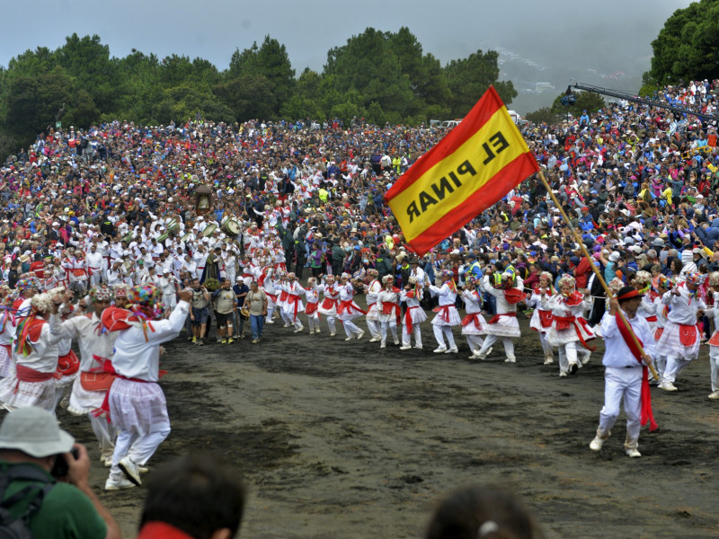 Bailarines de El Pinar durante la venia general en la Cruz de los Reyes
