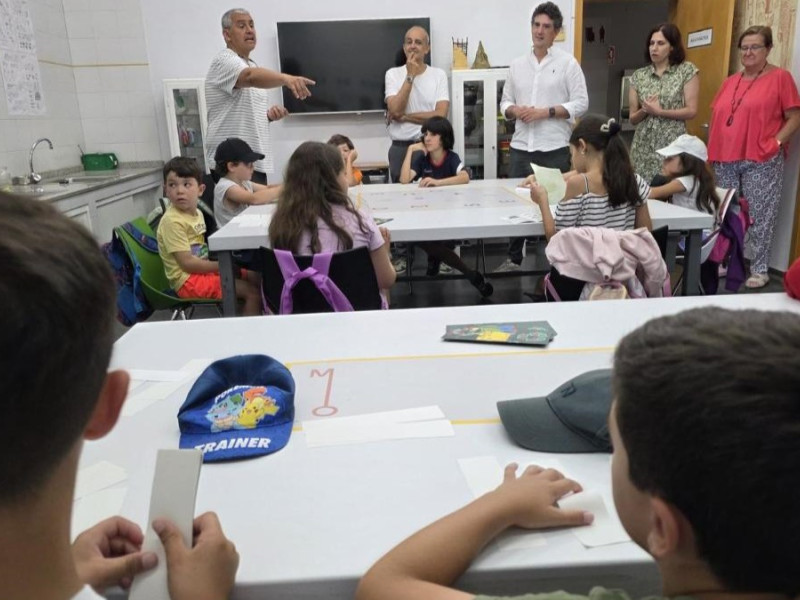 Los niños participan en actividades diversas que los mantienen activos durante toda la mañana