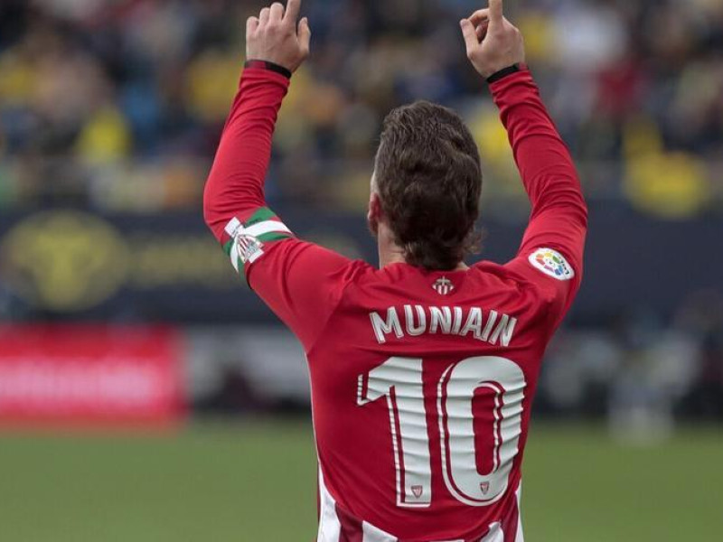 Iker Muniain dedicando su gol al cielo