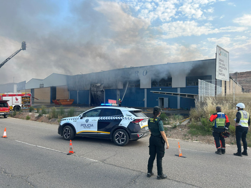 El fuego arrasa la fábrica Sillalfaro en Alfaro y deja en vilo a 22 familias