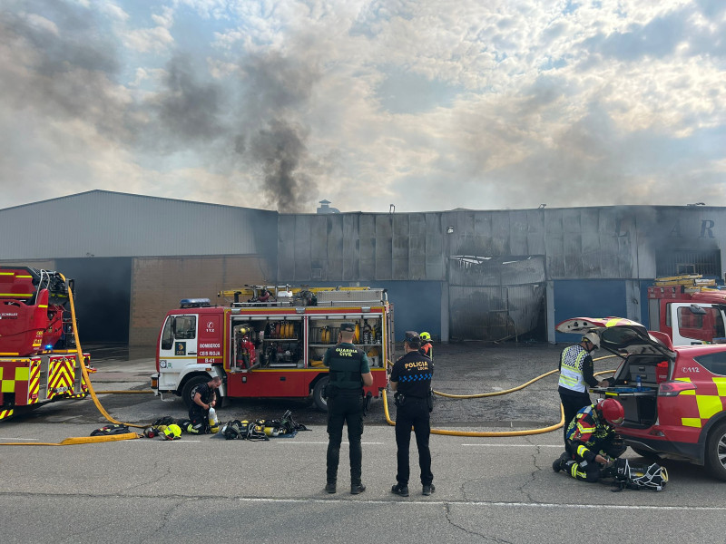 El fuego arrasa la fábrica Sillalfaro en Alfaro y deja en vilo a 22 familias: "Una bola de fuego lo ha devorado todo"