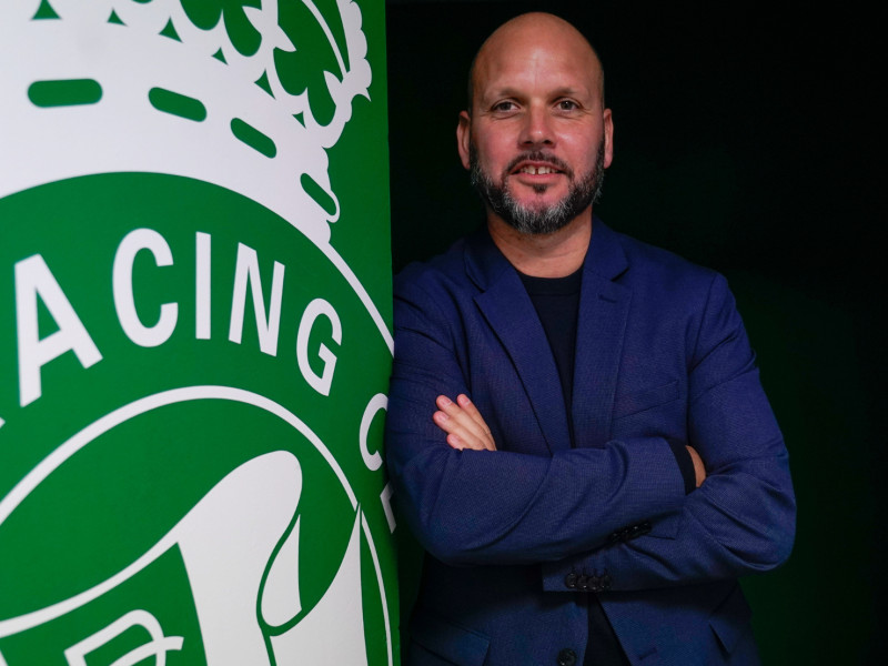 Jose Alberto posa junto al escudo del Real Racing Club
