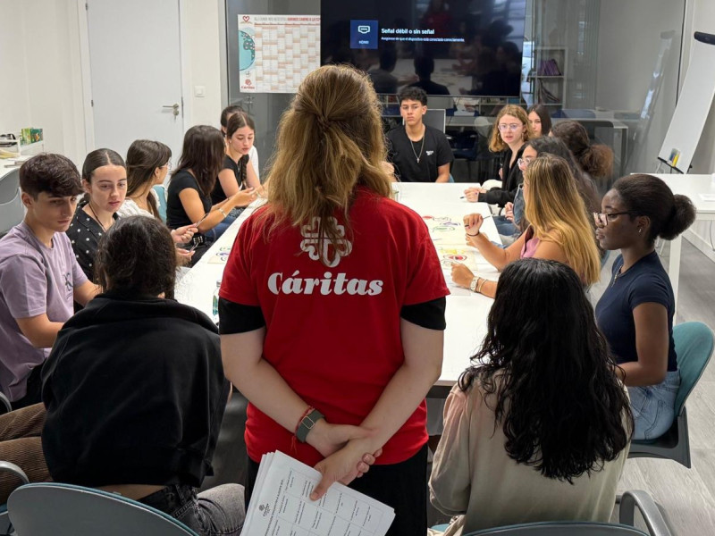 Un grupo de jóvenes durante la sesión impartida por Cáritas en las jornadas celebradas en Avilés