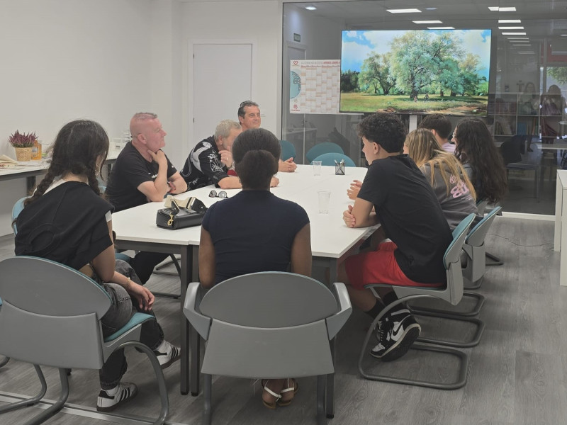 Jóvenes y miembros de los programas de Cáritas durante la sesión en Avilés