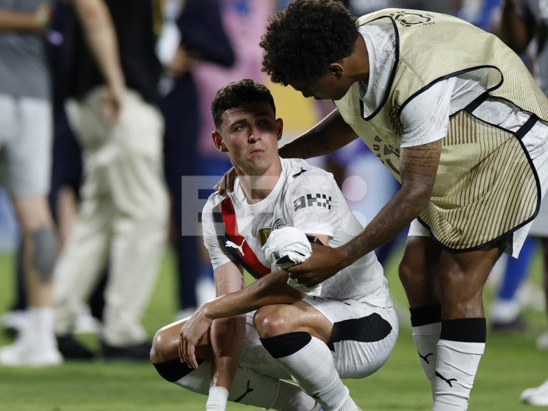 ORLANDO (United States), 01/07/2025.- Phil Foden of Manchester City (L) is consoled after Al Hilal won the FIFA Club World Cup 2025 match between Manchester City and Al Hilal in Orlando, Florida, USA, 30 June 2025. (Mundial de Fútbol) EFE/EPA/MIGUEL RODRIGUEZ
