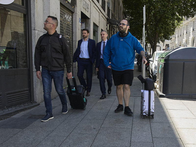 Turistas con maletas en el centro de Madrid