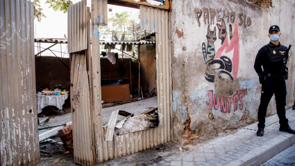 Un agente de Policía Nacional frente al edificio okupado