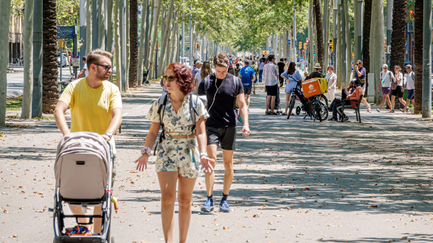 Unos padres paseando con su hijo por la Avenida Diagonal de Barcelona