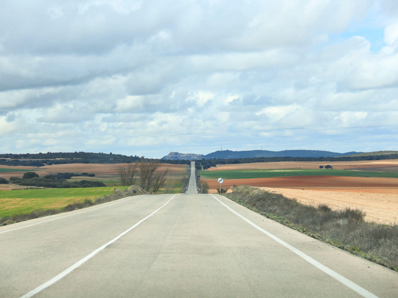 Camino solitario a través de campos coloridos en la región de Castilla La Mancha