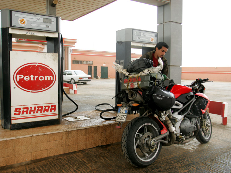 Una motocicleta Benelli TNT de 1130 cc cruzando el desierto del Sáhara en Marruecos.
