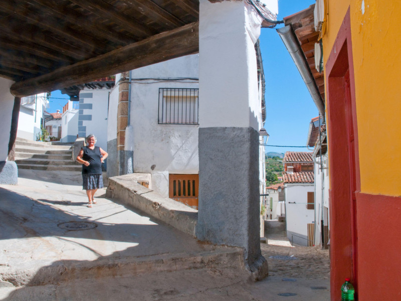 Anciana caminando por la calle. Hervás, provincia de Cáceres.