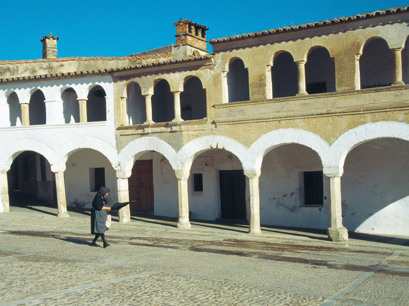 Anciana paseando por la Plaza Mayor. Garrovillas, Cáceres.