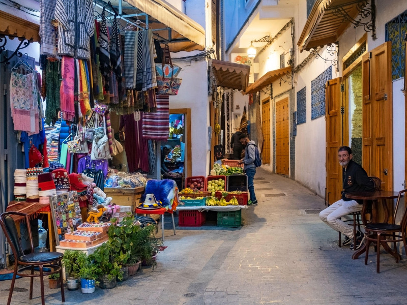 Tiendas por la noche en la calle comercial de la medina de la ciudad de Tánger
