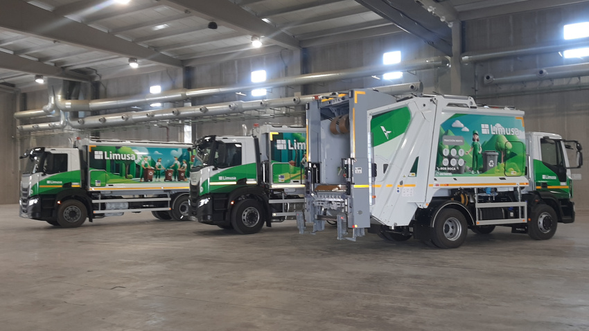 Los tres nuevos vehículos de recogida de basuras que ha adquirido la empresa municipal de limpieza Limusa