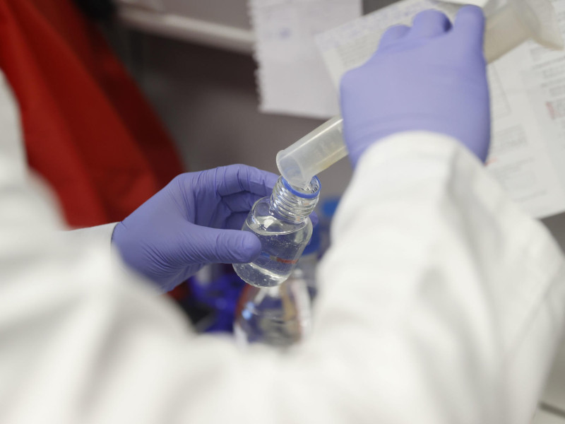 MADRID, 06/06/2025.- Los más de 500 científicos y cien grupos de investigación que suma en la actualidad han afianzado el Centro de Biología Molecular Severo Ochoa como uno de los mayores de España y una referencia a nivel mundial, cuando cumple medio siglo explorando las bases moleculares de la vida. Además de la labor investigadora que se desarrolla en sus imbricados laboratorios, el centro presta soporte a otros centros de investigación, universidades u hospitales, con servicios de microscopía óptica y electrónica, de bioinformática, de cultivo celular y de tejidos, o de edición genética, además de tener uno de los animalarios más completos de España para la experimentación bajo estrictos parámetros para asegurar la salud y el bienestar de los animales que se utilizan. EFE/ Oscar Guillen