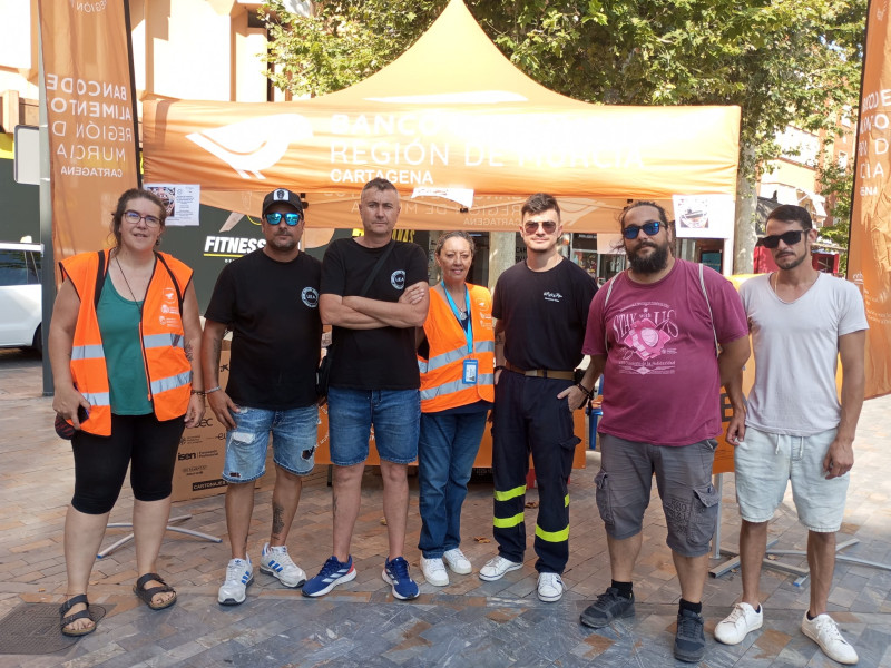 Llevan tres semanas en huelga, con el ánimo a prueba y las fuerzas mermadas, pero la lucha de los trabajadores de las empresas auxiliares de Navantia en Cartagena sigue firme. Antonio Conesa, portavoz y testigo directo de esta batalla diaria, nos habla desde el corazón de una protesta que se alarga sin un final cercano a la vista.“No parece que esté próximo un acuerdo,” reconoce Antonio, con la voz cargada de preocupación pero también de determinación. “Estamos actuando, por ejemplo, hoy con la colaboración del Banco de Alimentos de la Región de Murcia, que ha instalado una carpa en la entrada de la calle Santa Florentina para que quien quiera aportar su granito de arena pueda hacerlo. Aquí estamos, y esto pinta que va para largo.”La realidad detrás de la protesta es dura. “Estas huelgas llevan a no trabajar y por lo tanto a no cobrar,” explica Antonio, “y hay familias que ya están atravesando momentos muy complicados. Sabemos cómo está la economía: si antes, trabajando, lo pasaban mal, imagínate ahora, sin ingresos. Estamos hablando de situaciones precarias, de verdaderos dramas.”Las negociaciones parecen estancadas, y el reclamo principal es claro: igualdad. “Queremos que nos traten con el mismo respeto y consideración que a los compañeros de Cádiz o Ferrol, donde ya consiguieron un plus salarial. Aquí la carga de trabajo es inmensa: estamos fabricando submarinos, un proyecto que todo el mundo valora y presume, y sólo pedimos un poco más de reconocimiento para el esfuerzo que hacemos.”Pero la lucha no está exenta de sacrificios. “La semana pasada muchos cobraron entre 400 y 600 euros, con familias, hipotecas y alquileres que pagar,” cuenta Antonio, dejando entrever el estrés que pesa sobre estos hombros. La paciencia comienza a agotarse y, aunque la gran mayoría mantiene la calma, “algunos compañeros están perdiendo el control por la desesperación, y eso nos preocupa.”A pesar de todo, el calendario de protestas continúa firme. Hoy mismo se celebrará una caja de resistencia en la Asociación de Vecinos del Sector Estación para sostener a las familias afectadas. Las manifestaciones se mantienen día tras día, con la esperanza de que alguien escuche y actúe.“La gente está ahí todas las mañanas, firmes hasta que se solucione esto,” concluye Antonio, una voz que representa la determinación de cientos que piden nada más que justicia y dignidad.Esta no es solo una huelga; es la lucha de quienes sostienen la industria naval en Cartagena, de quienes enfrentan la incertidumbre con coraje, y de una comunidad que se une para no dejar caer a los suyos. Porque detrás de cada protesta hay una familia, un hogar, y un sueño que merece ser respetado.