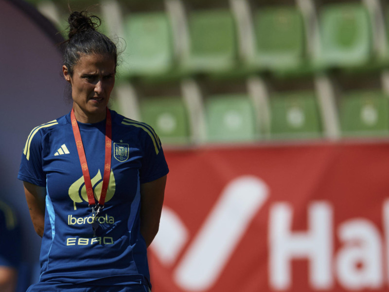 LAS ROZAS (MADRID), 28/06/2025.- La seleccionadora del combinado femenino español de fútbol dirige el entrenamiento del equipo este sábado en Las Rozas (Madrid) en el noveno día de la concentración para preparar la Eurocopa de Suiza, un día después de su partido amistoso contra Japón. EFE/ David Aliaga/RFEF / ***SOLO USO EDITORIAL/SOLO DISPONIBLE PARA ILUSTRAR LA NOTICIA QUE ACOMPAÑA (CRÉDITO OBLIGATORIO)***