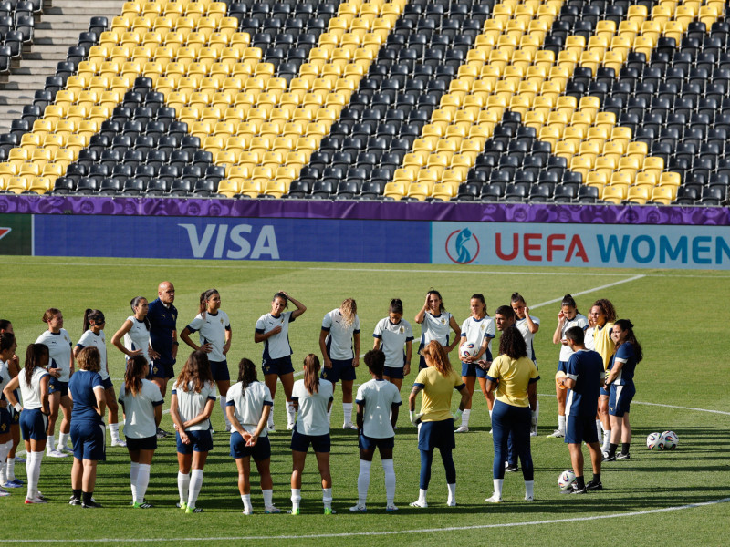 BERNA (SUIZA), 02/07/2025.- Las jugadoras de la selección de Portugal durante un entrenamiento este miércoles en Berna (Suiza), previo al primer partido de grupos que disputan las portuguesas mañana ante España en el marco de la Eurocopa Femenina 2025. EFE/ Ana Escobar