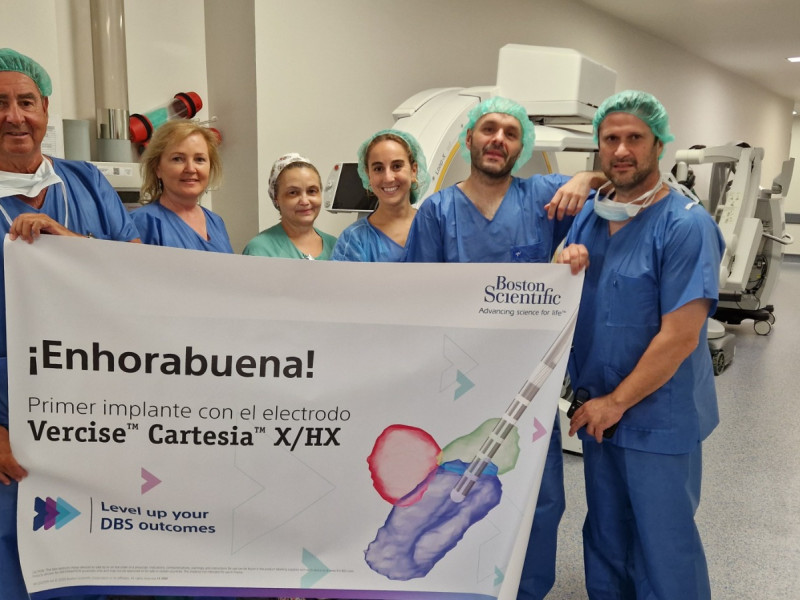 Equipo del HUCA que ha implantado el nuevo dispositivo contra el párkinson