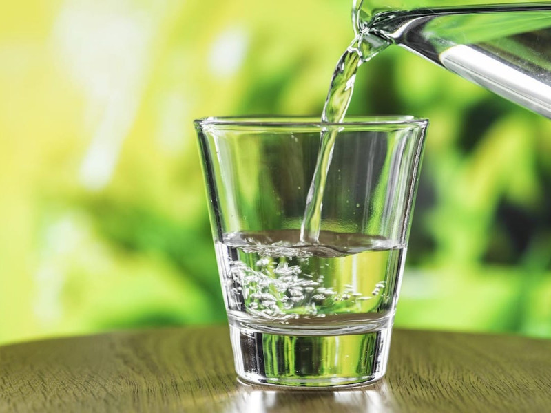 Los niños deben beber agua con frecuencia, incluso antes de tener sed