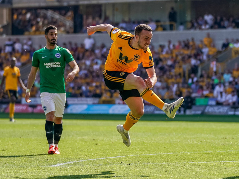 Diogo Jota anota un gol con la camiseta del Wolverhampton.