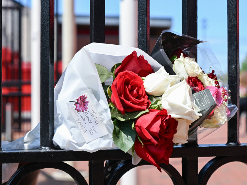Flores en la puerta de Anfield para despedir a Diogo Jota.