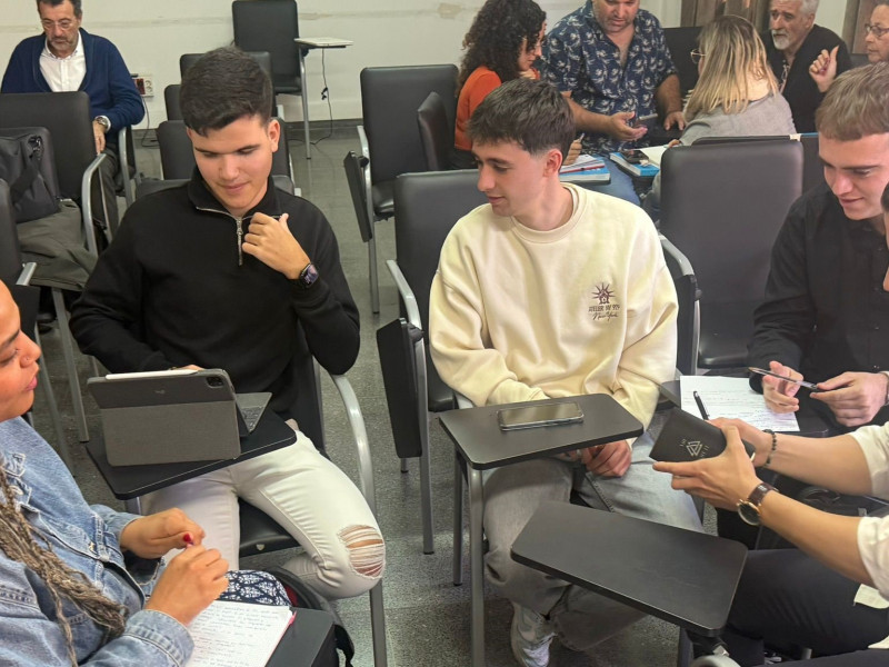 Participantes del Camino Creativo en una sesión de trabajo en Tenerife