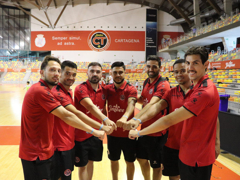 Los jugadores lucen la pulsera de Cartagena por la Caridad