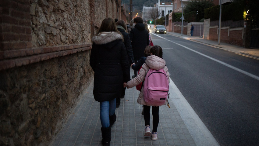 Una mujer lleva de la mano a una niña al colegio, en una imagen de archivo.