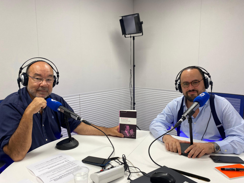 Ignacio Peyró presenta su libro sobre Julio Iglesias en La Linterna
