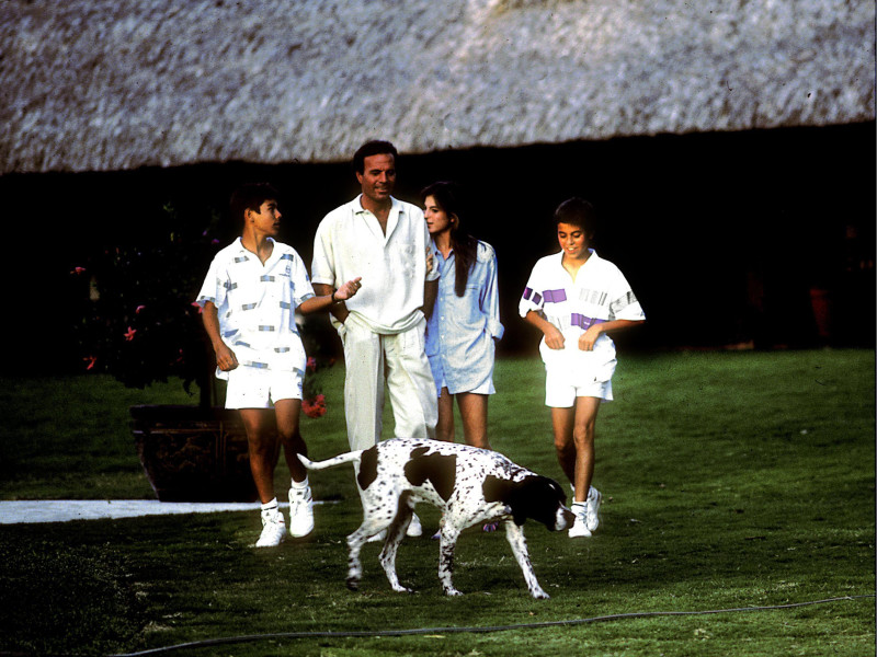 Julio Iglesias pasea junto a sus hijos