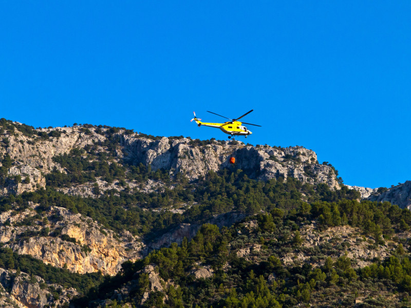Helicóptero transportando agua en la Serra de Tramuntana, Illes Balears (2018)